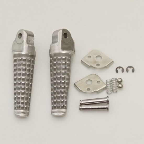 BIKETEC DALYS KELEIVIO PĖDŲ ATRAMA KOMPLEKTAS SU LAIKIKLIAIS SUZUKI GSXR 600 / 750 '96-05, GSXR 1000 '01-04 SIDABRINĖS S
