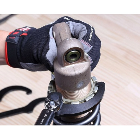 Adjustment key for the shock absorber